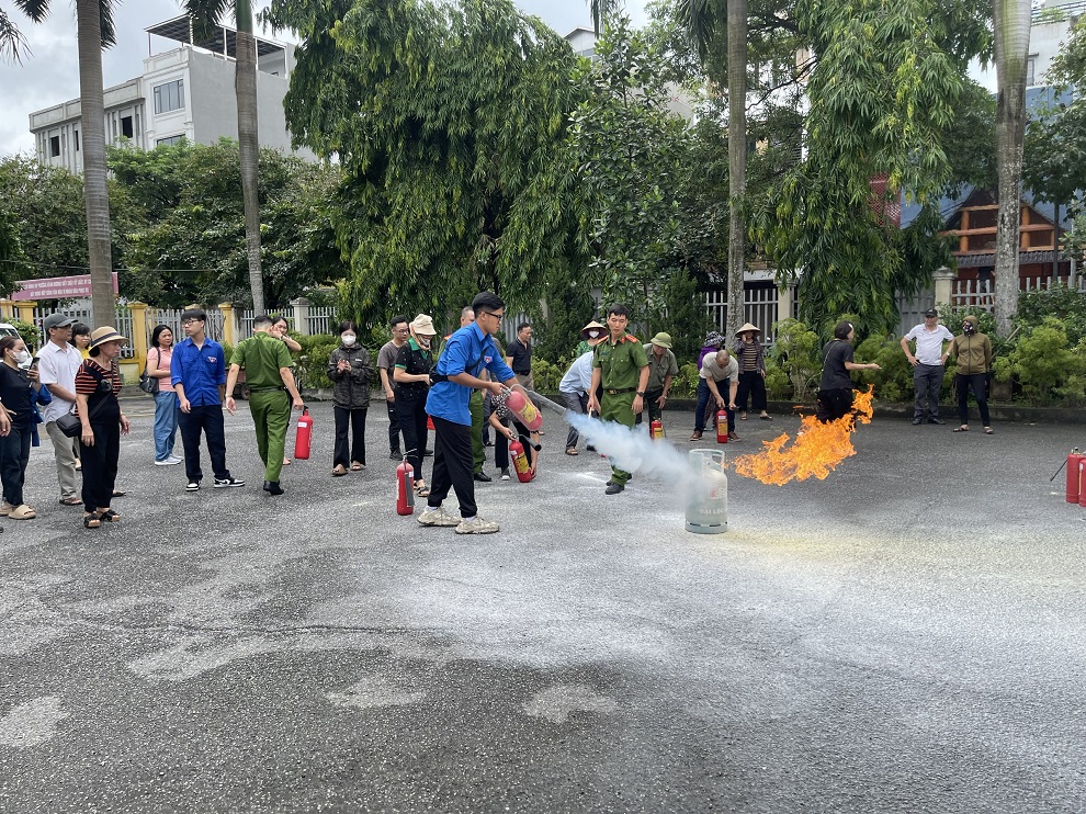 Huấn luyện, bồi dưỡng nghiệp vụ PCCC cho các hộ gia đình nhà ở kết hợp sản xuất kinh doanh, nhà cho thuê tại phường Kênh Dương (Lê Chân)